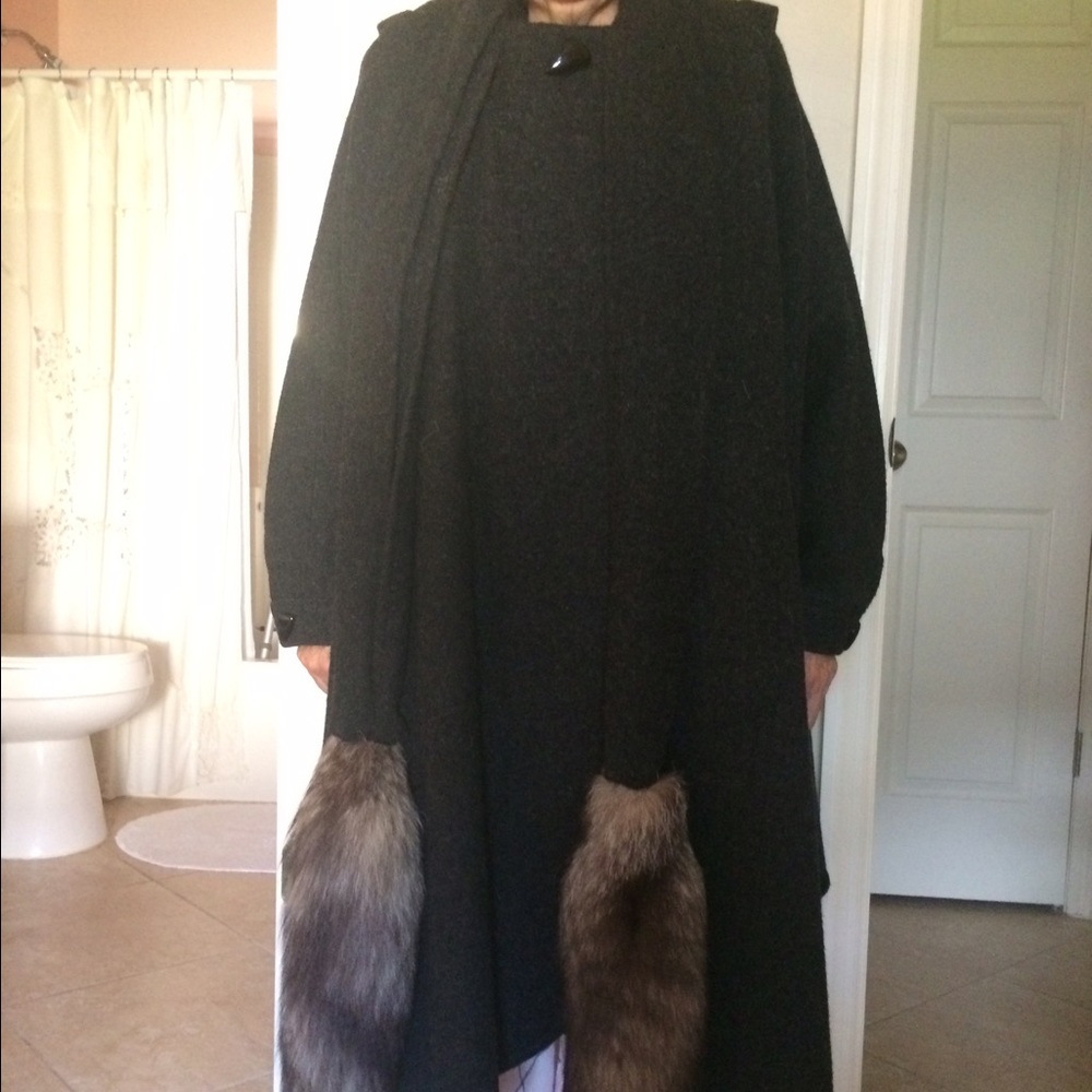 💥REDUCED💥INCREDIBLE WOOL COAT WITH FOX TAILS